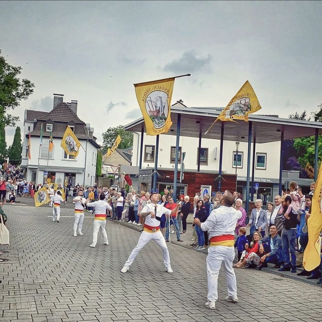 Fahnenschwenker beim Festumzug