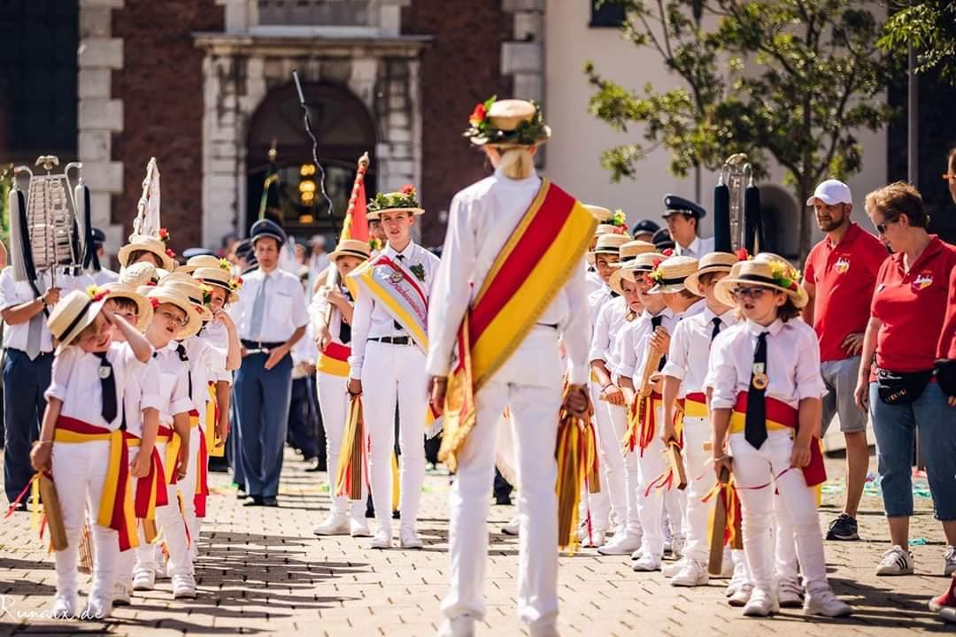 Pritschenkinder beim Festumzug